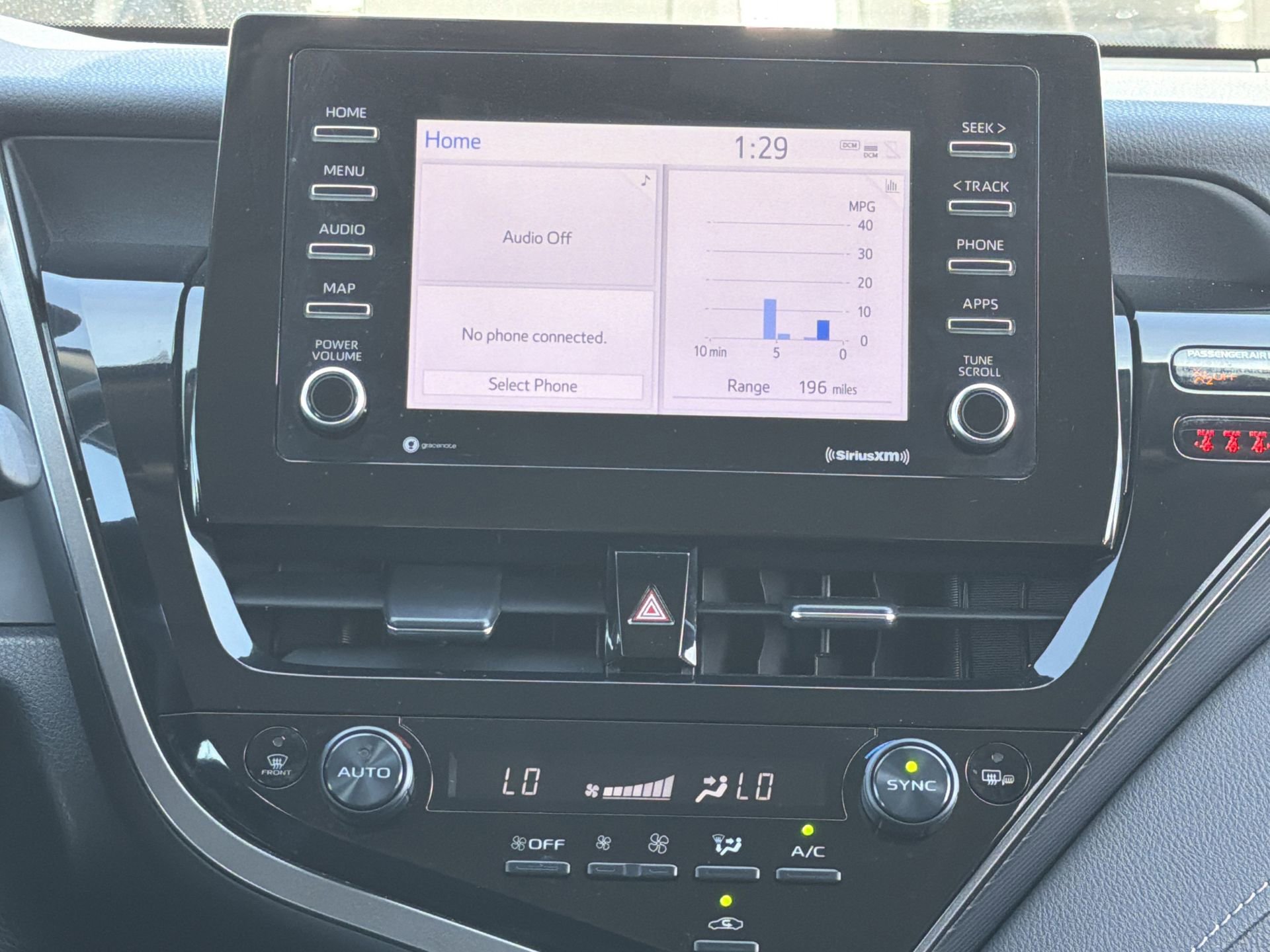 Used 2022 Toyota Camry SE image 3