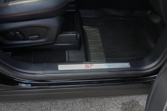 Certified 2025 Ford Explorer ST-Line w/ Premium Package image 38