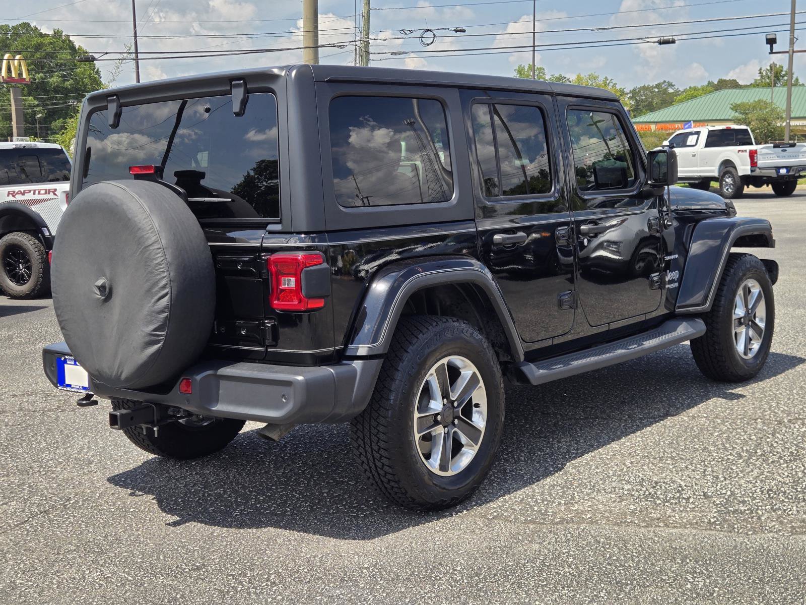 Used 2019 Jeep Wrangler Unlimited Sahara AWD/4WD image 9