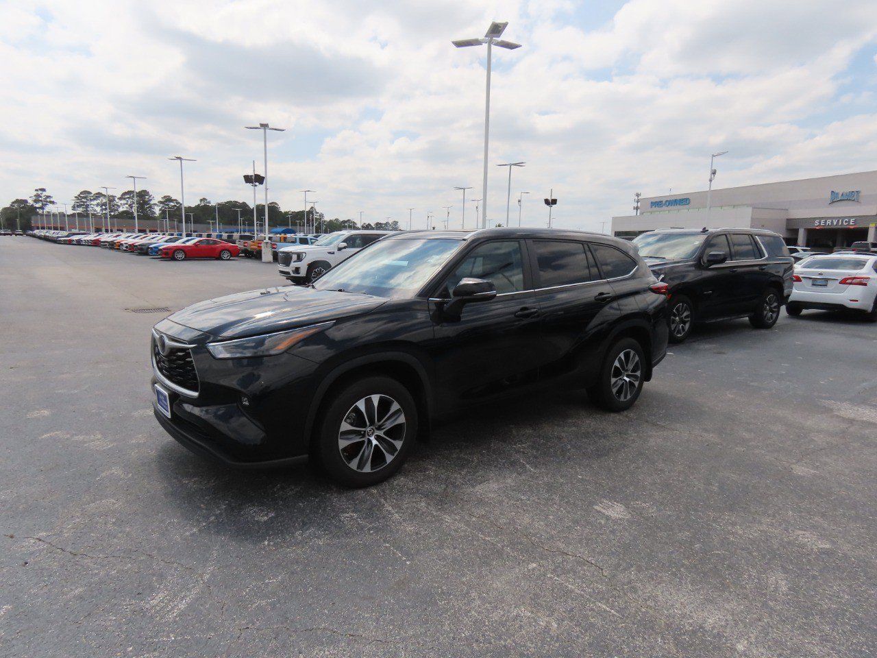 Used 2023 Toyota Highlander XLE FWD image 2