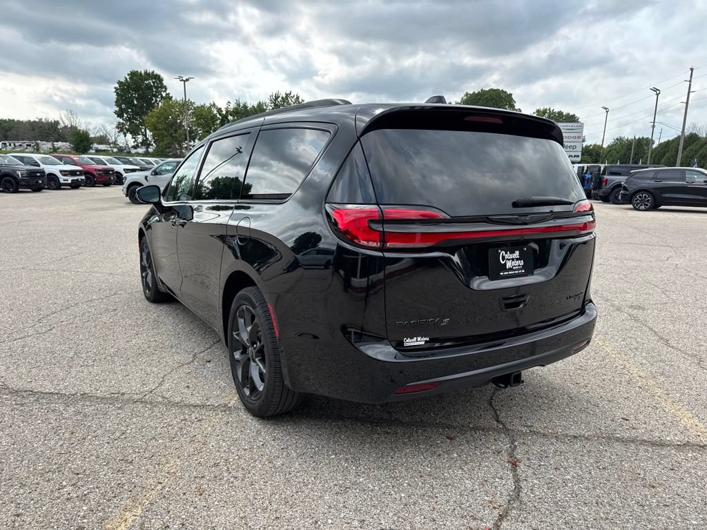 Used 2025 Chrysler Pacifica Limited w/ Trailer Tow Group AWD/4WD image 5