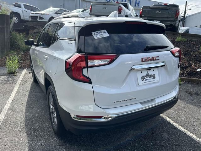 Used 2023 GMC Terrain SLT w/ Tech Package FWD image 3