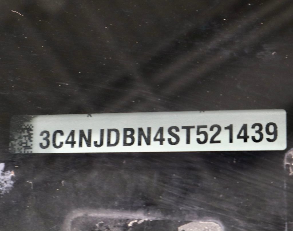 Used 2025 Jeep Compass Latitude image 30