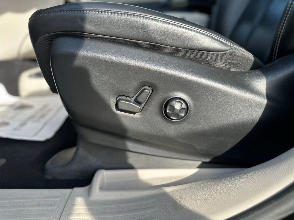 Used 2023 Chrysler Pacifica Touring-L image 13