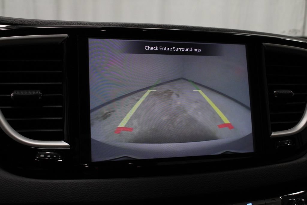 Used 2023 Chrysler Pacifica Touring-L FWD image 3