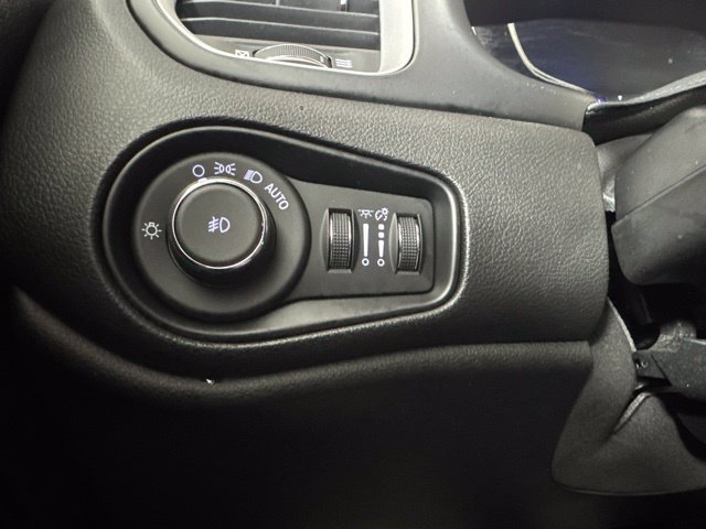 Used 2018 Jeep Renegade Latitude FWD image 19