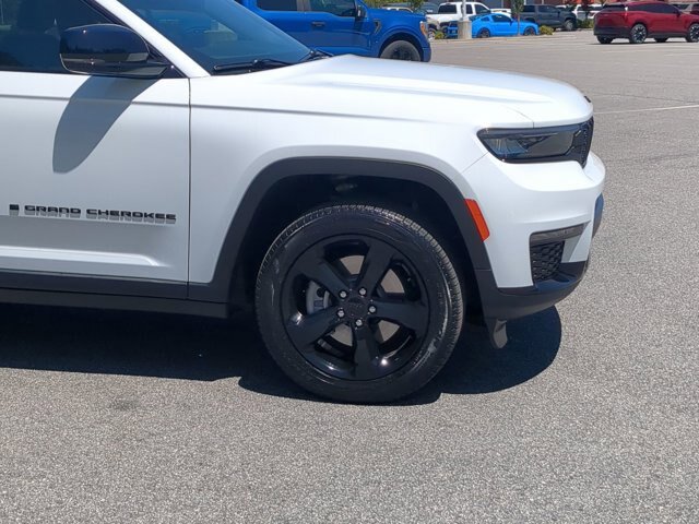Used 2024 Jeep Grand Cherokee L Limited w/ Black Appearance Package AWD/4WD image 11
