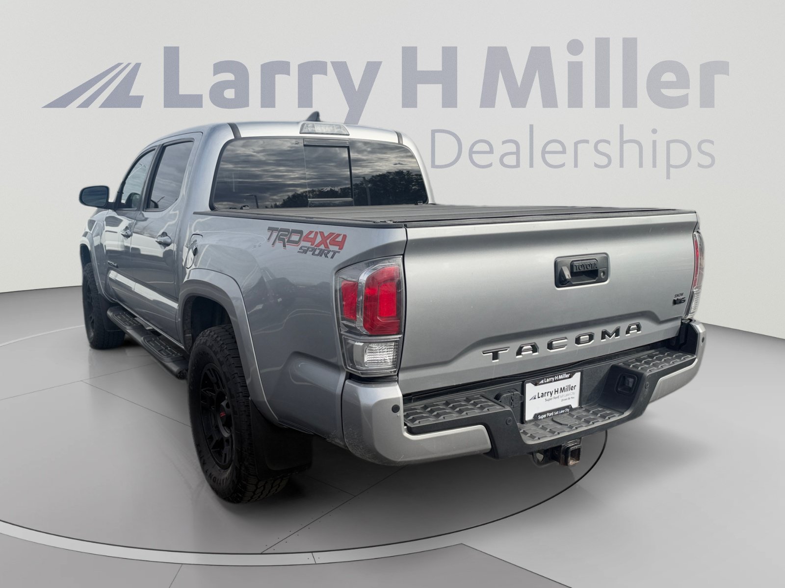 Used 2021 Toyota Tacoma TRD Sport w/ TRD Premium Sport Package AWD/4WD image 3