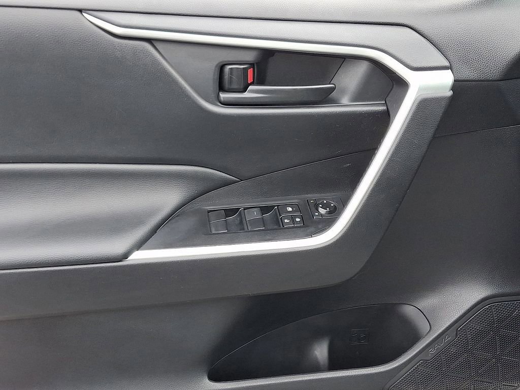 Used 2021 Toyota RAV4 LE image 13