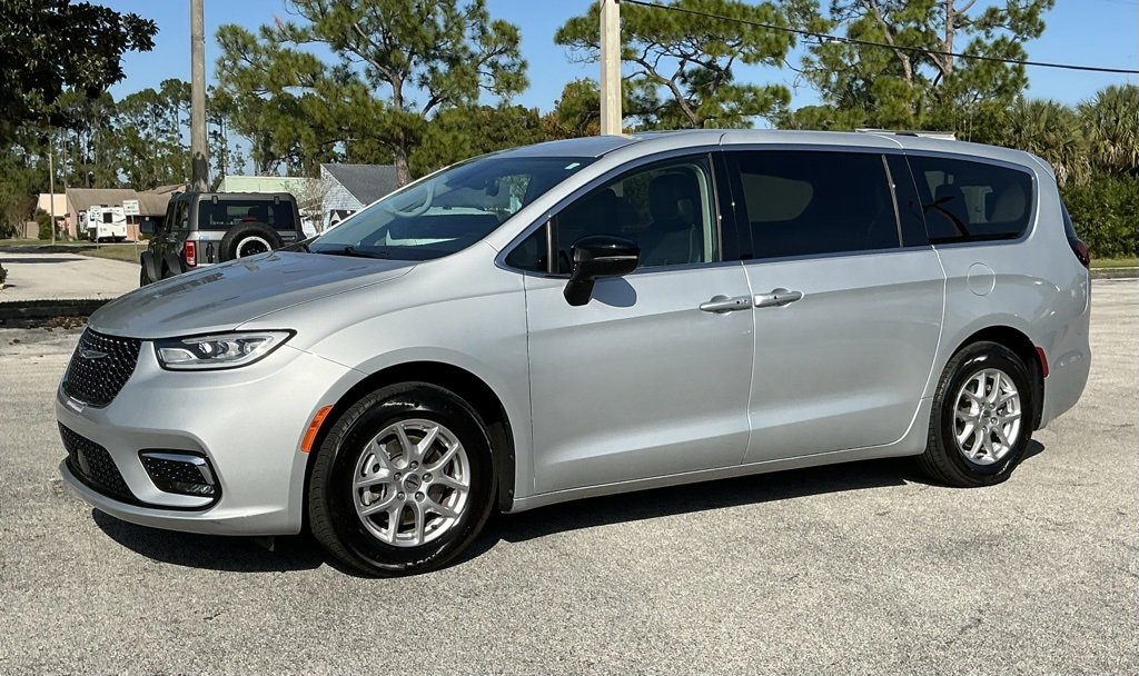 Used 2024 Chrysler Pacifica Touring-L image 2
