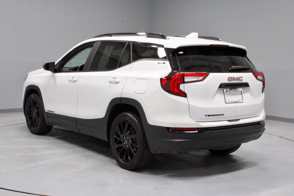 Used 2024 GMC Terrain SLE w/ Driver Convenience Package FWD image 9