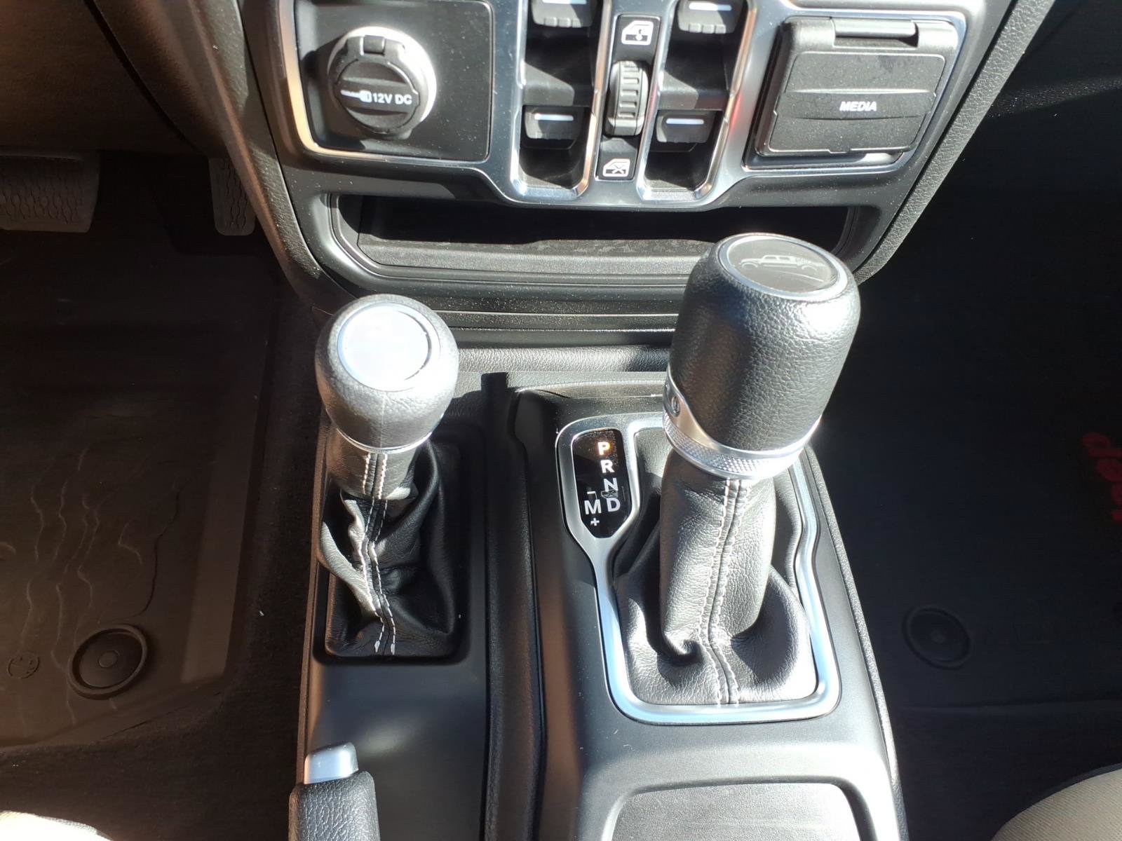 Used 2022 Jeep Gladiator Overland w/ LED Lighting Group AWD/4WD image 21