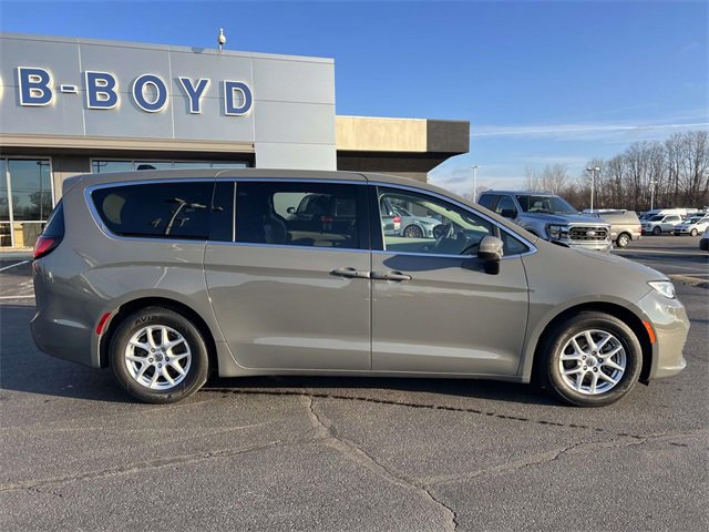 Used 2023 Chrysler Pacifica Touring-L image 6