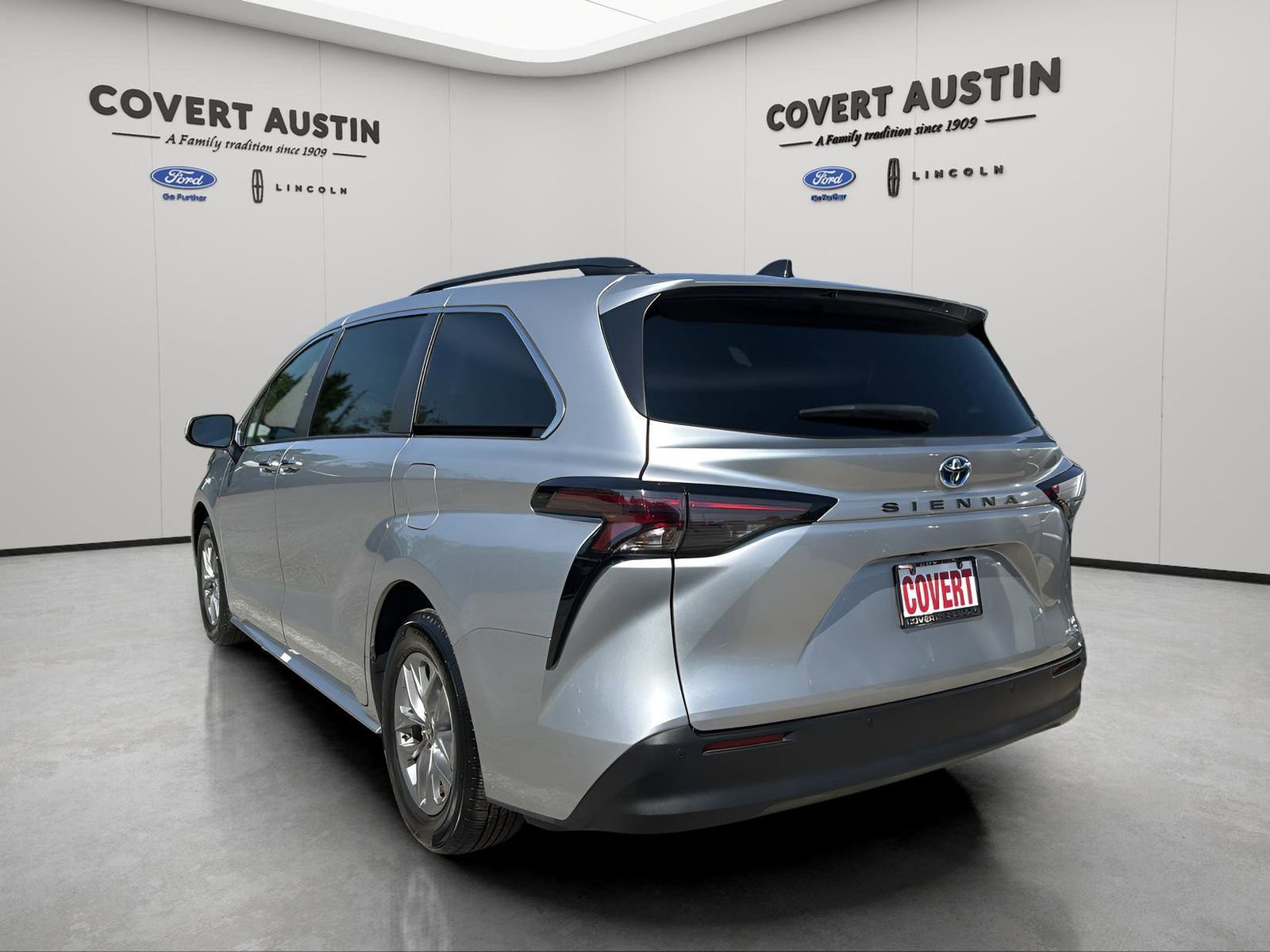 Used 2023 Toyota Sienna XLE image 3