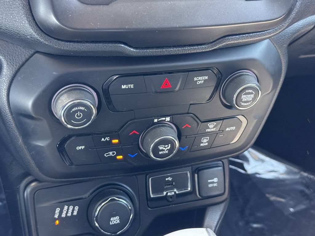 Used 2019 Jeep Renegade Latitude AWD/4WD image 17