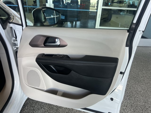 Used 2023 Chrysler Voyager LX FWD image 16