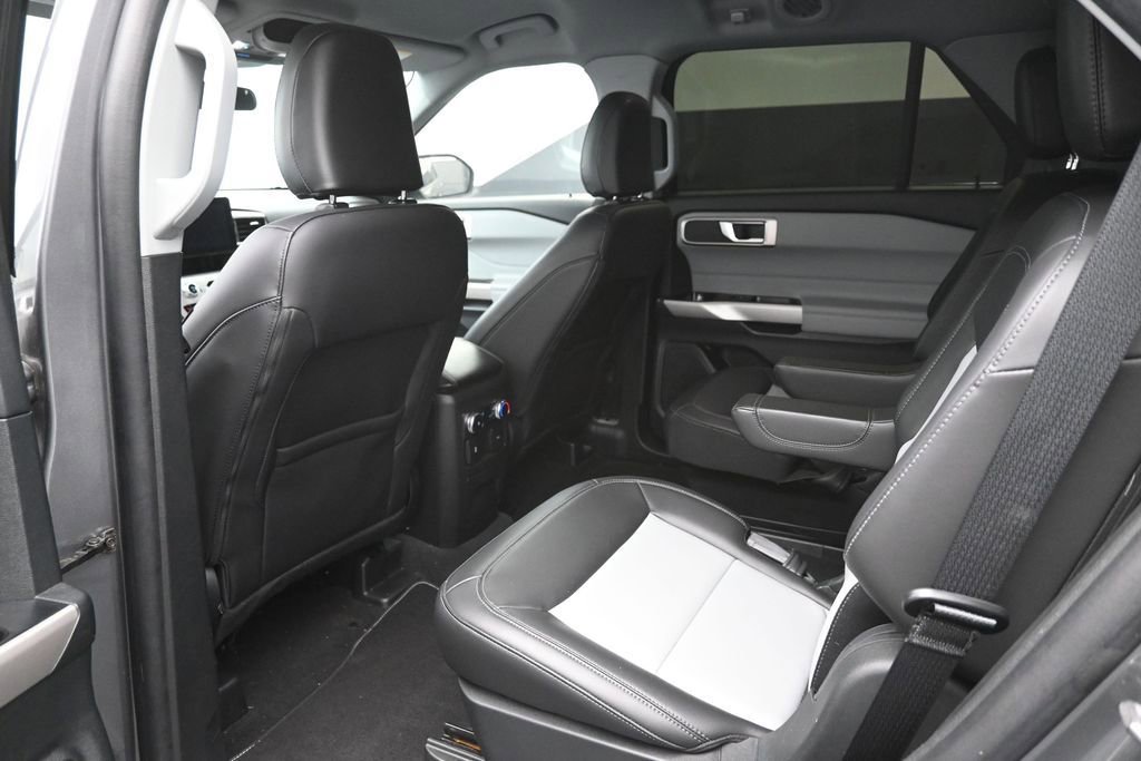 Certified 2024 Ford Explorer XLT w/ Equipment Group 202A RWD image 2