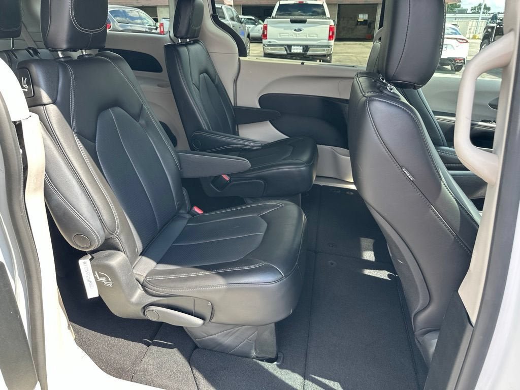 Used 2023 Chrysler Pacifica Touring-L FWD image 11