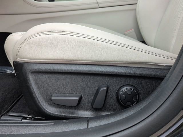 Used 2025 Genesis G70 2.5T image 19