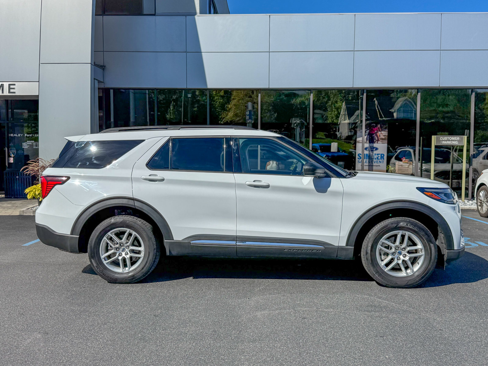 Certified 2025 Ford Explorer Active AWD/4WD image 8