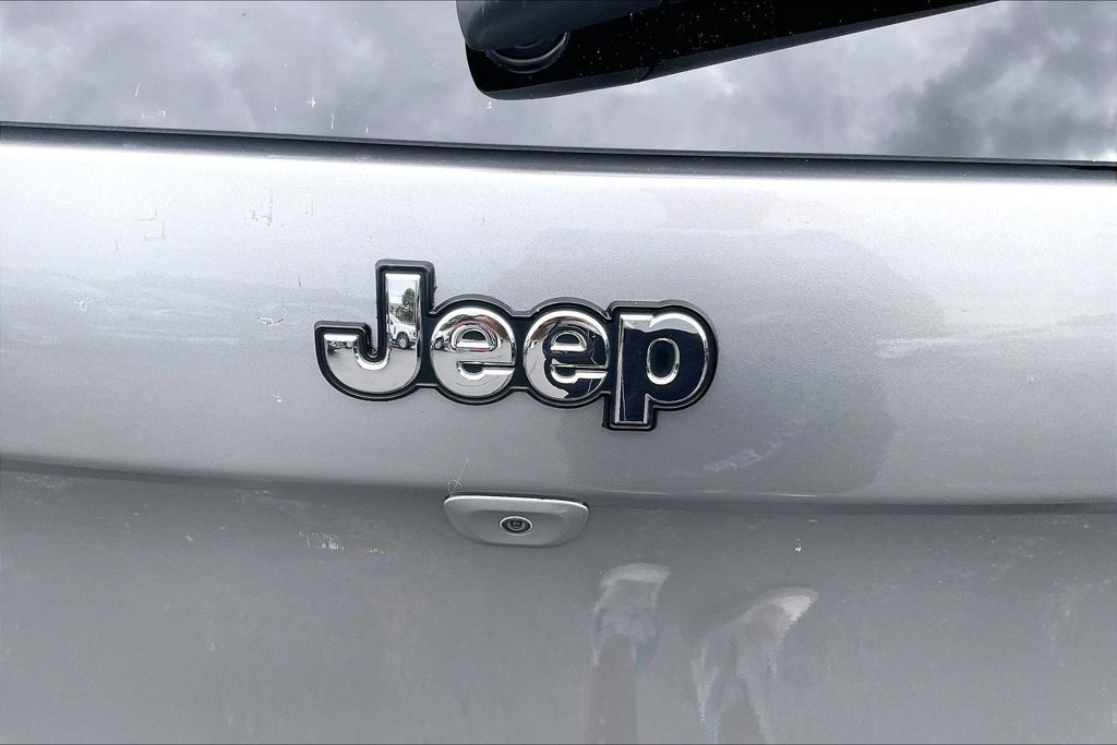 Used 2017 Jeep Cherokee Latitude w/ Safety/Convenience Group FWD image 31