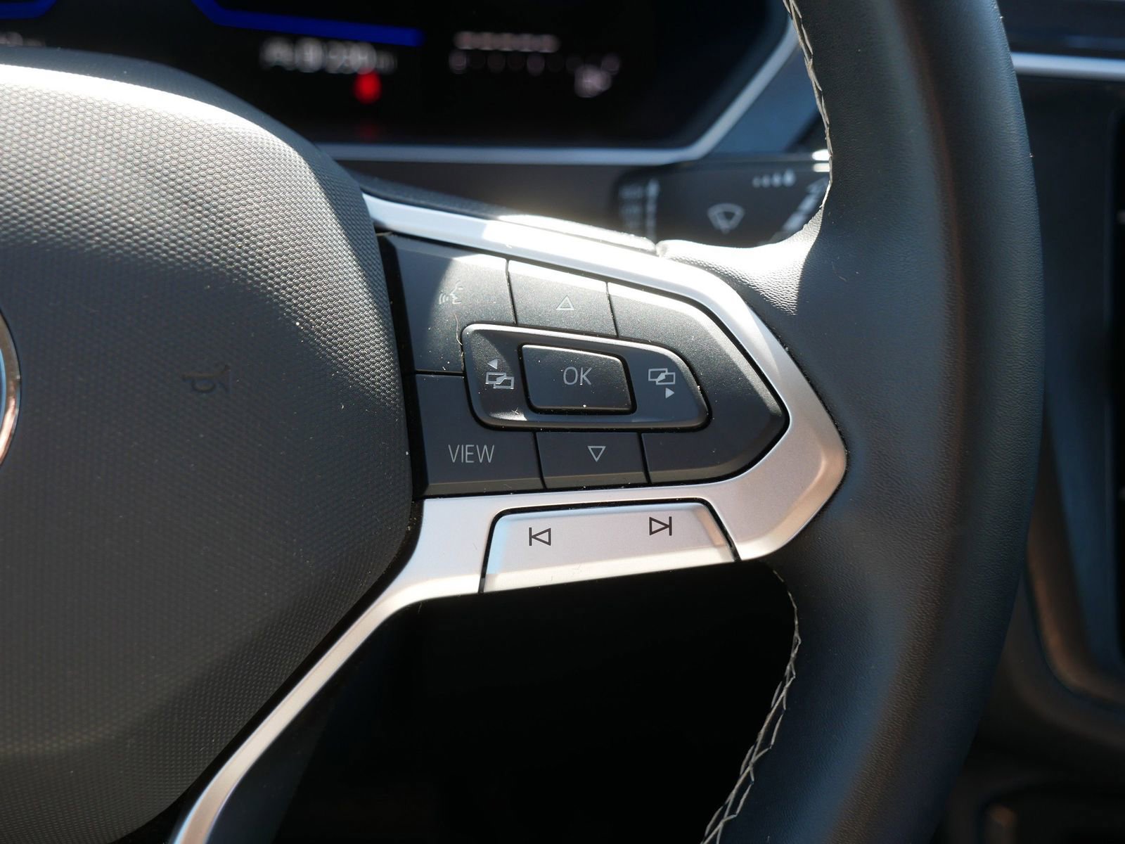 Used 2024 Volkswagen Tiguan SE AWD/4WD image 30