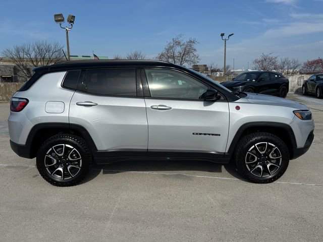 Used 2025 Jeep Compass Trailhawk AWD/4WD image 7