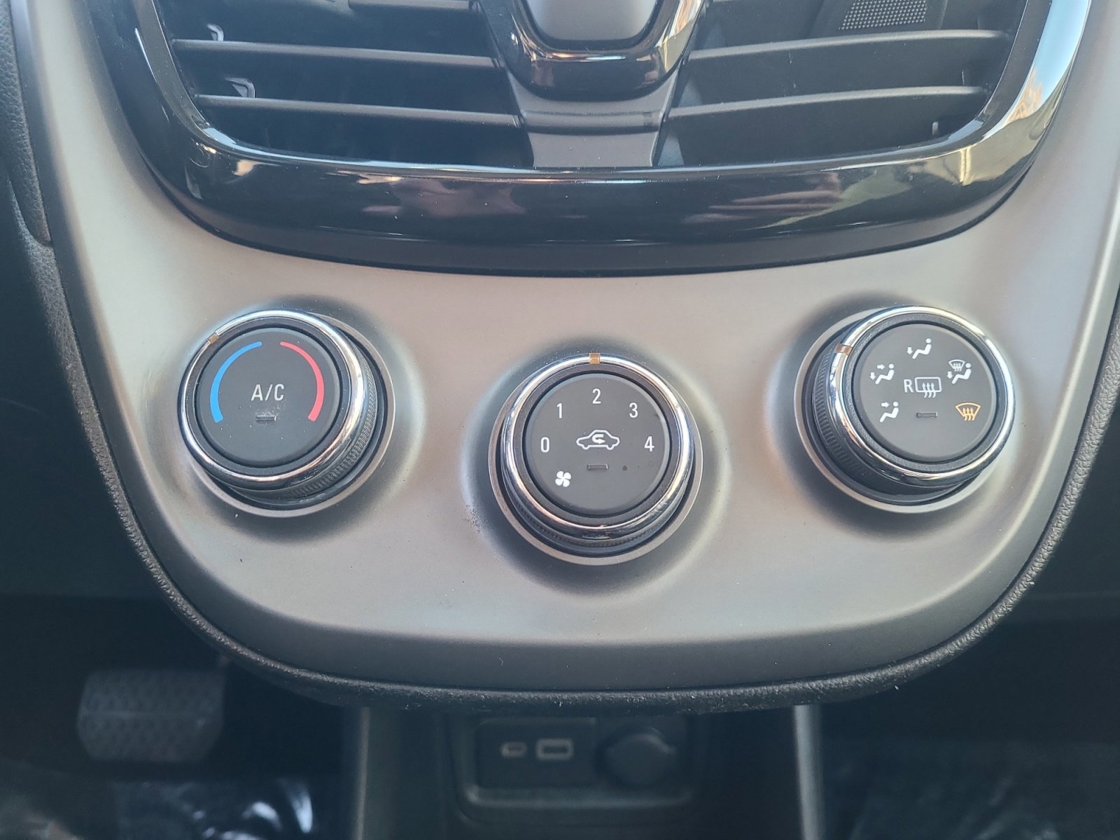 Used 2020 Chevrolet Spark LS image 30