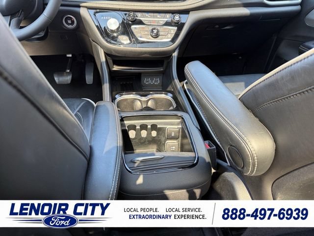 Used 2025 Chrysler Pacifica Limited FWD image 14