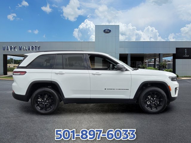Used 2025 Jeep Grand Cherokee Altitude AWD/4WD image 6