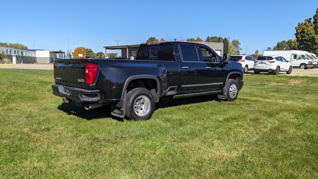 Used 2025 Chevrolet Silverado 3500 High Country w/ High Country Premium Package AWD/4WD image 3