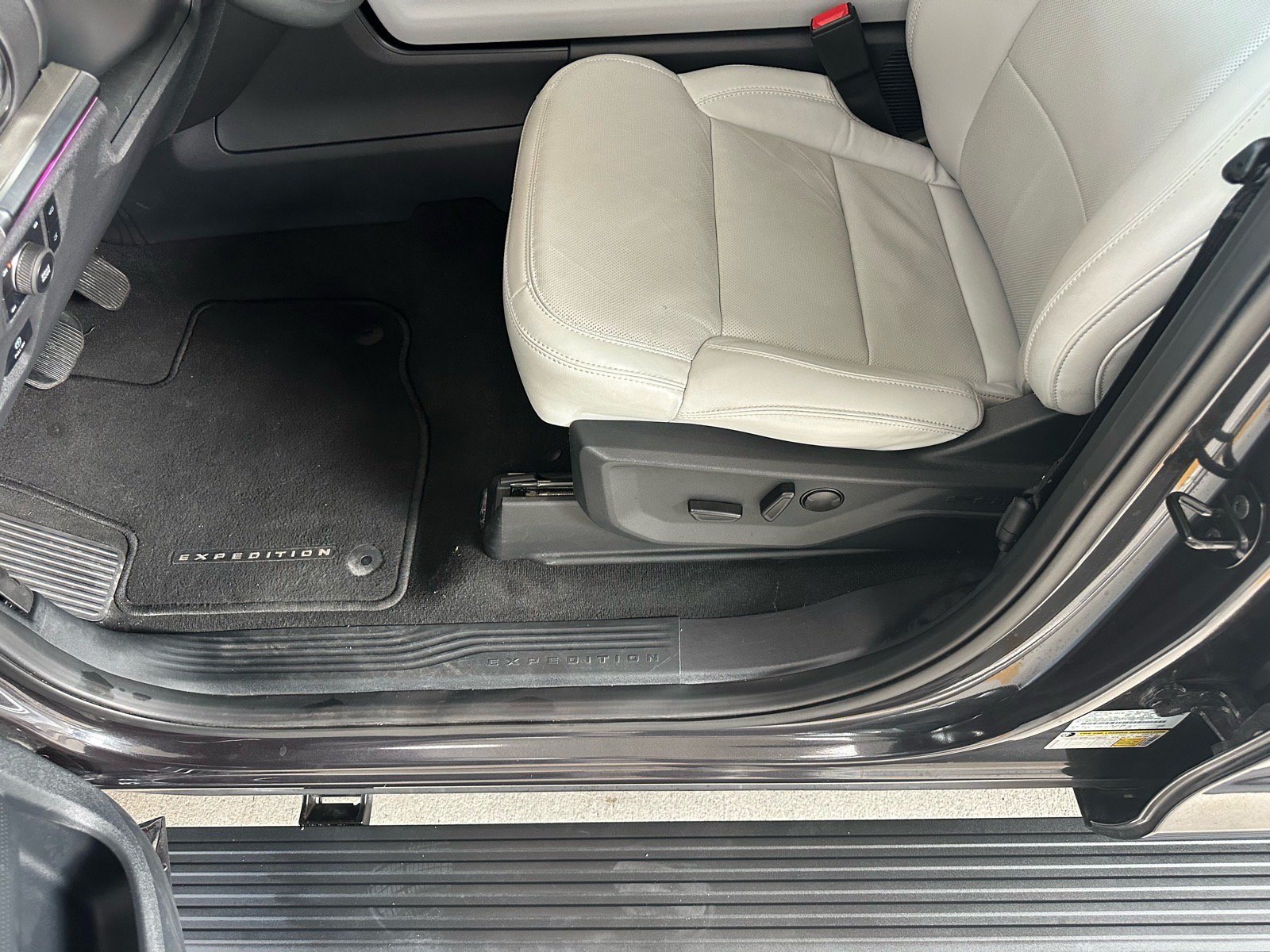Certified 2025 Ford Expedition Platinum w/ Driver's Package AWD/4WD image 19