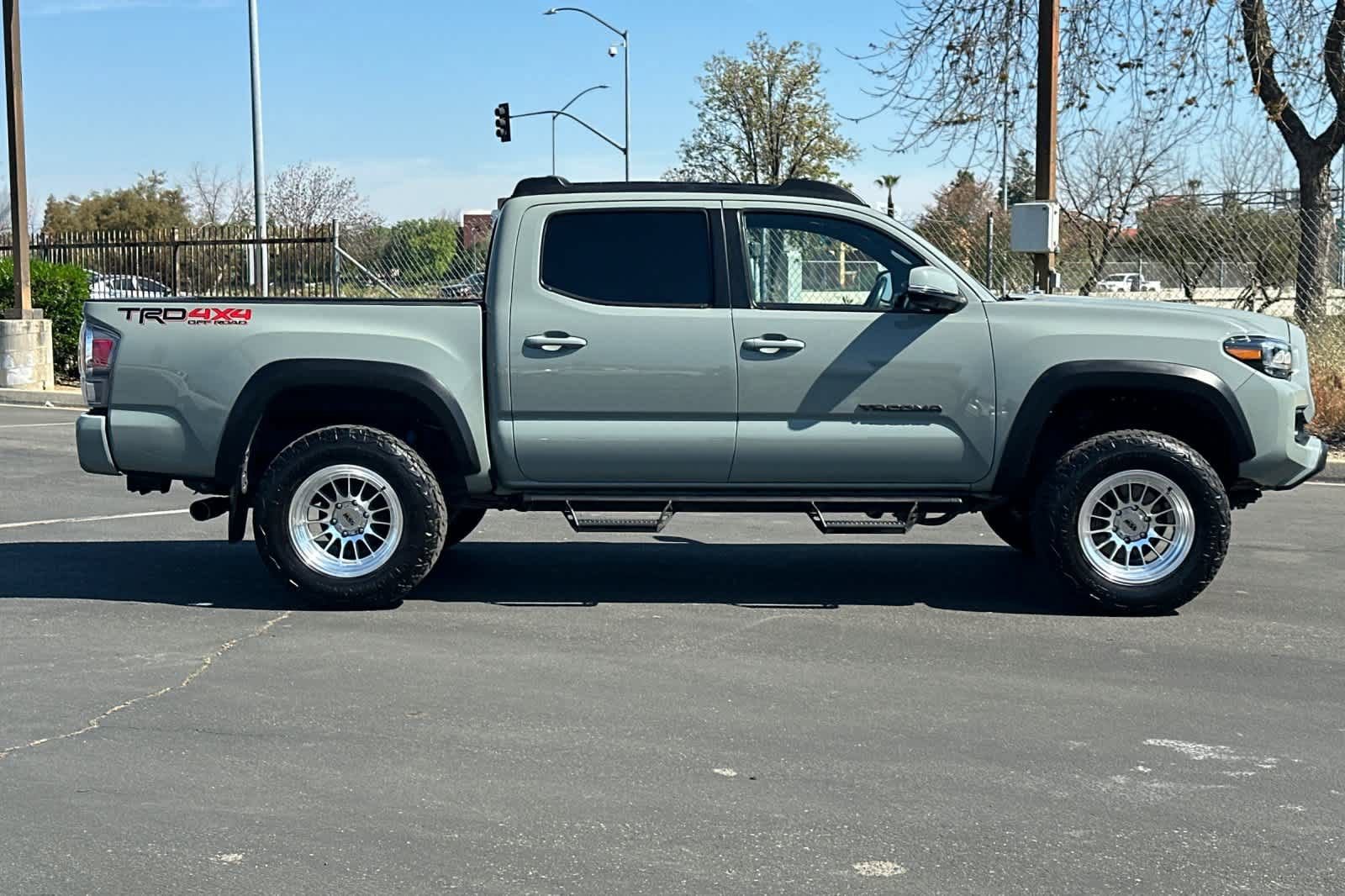 Used 2022 Toyota Tacoma TRD Off-Road w/ TRD Premium Off Road Package image 8