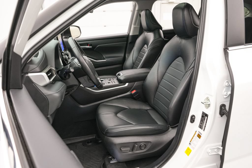 Used 2023 Toyota Highlander XLE AWD/4WD image 11