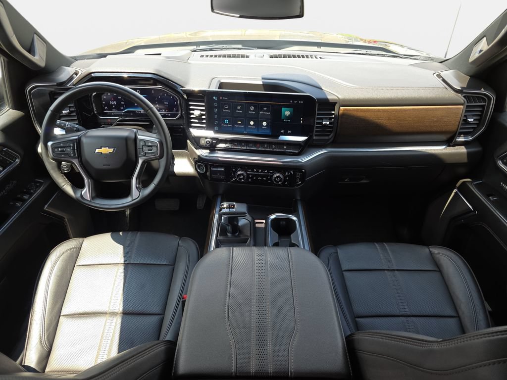 Used 2024 Chevrolet Silverado 1500 High Country w/ Z71 Off-Road Package AWD/4WD image 9