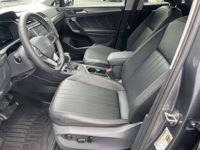 Used 2023 Volkswagen Tiguan SE w/ Panoramic Sunroof Package FWD image 15