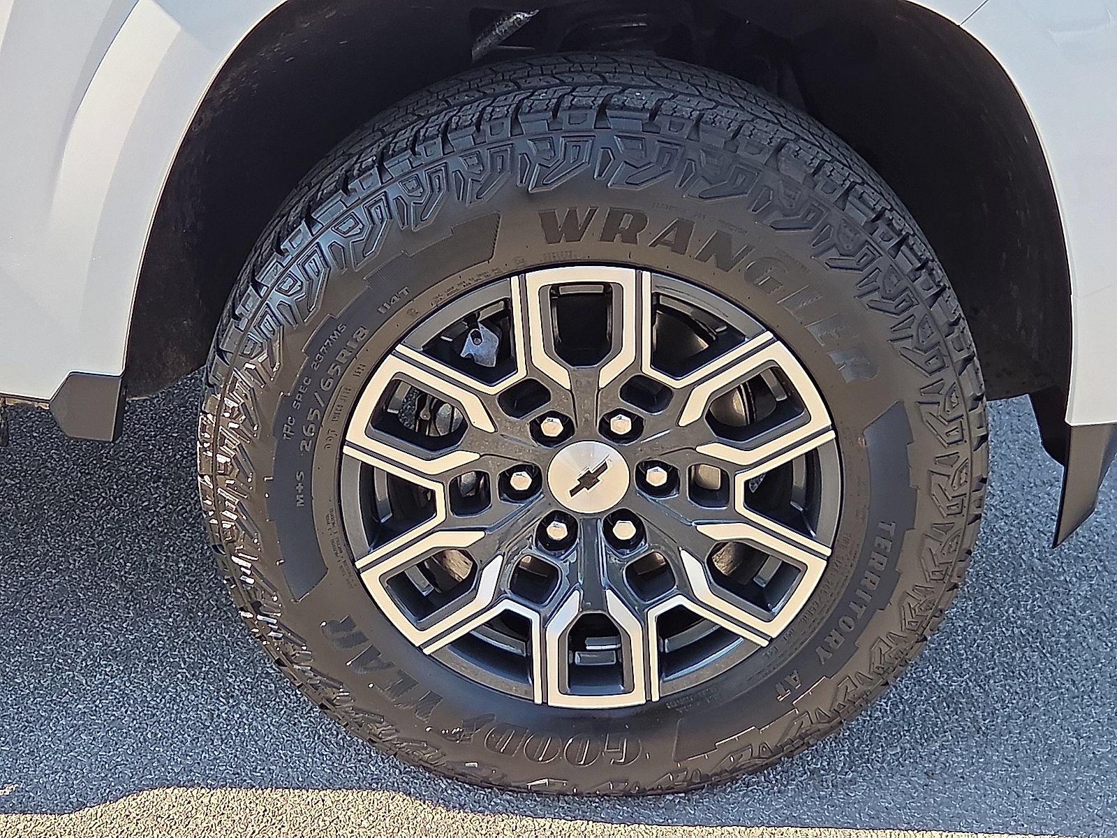 Used 2024 Chevrolet Colorado Z71 w/ Advanced Trailering Package AWD/4WD image 7