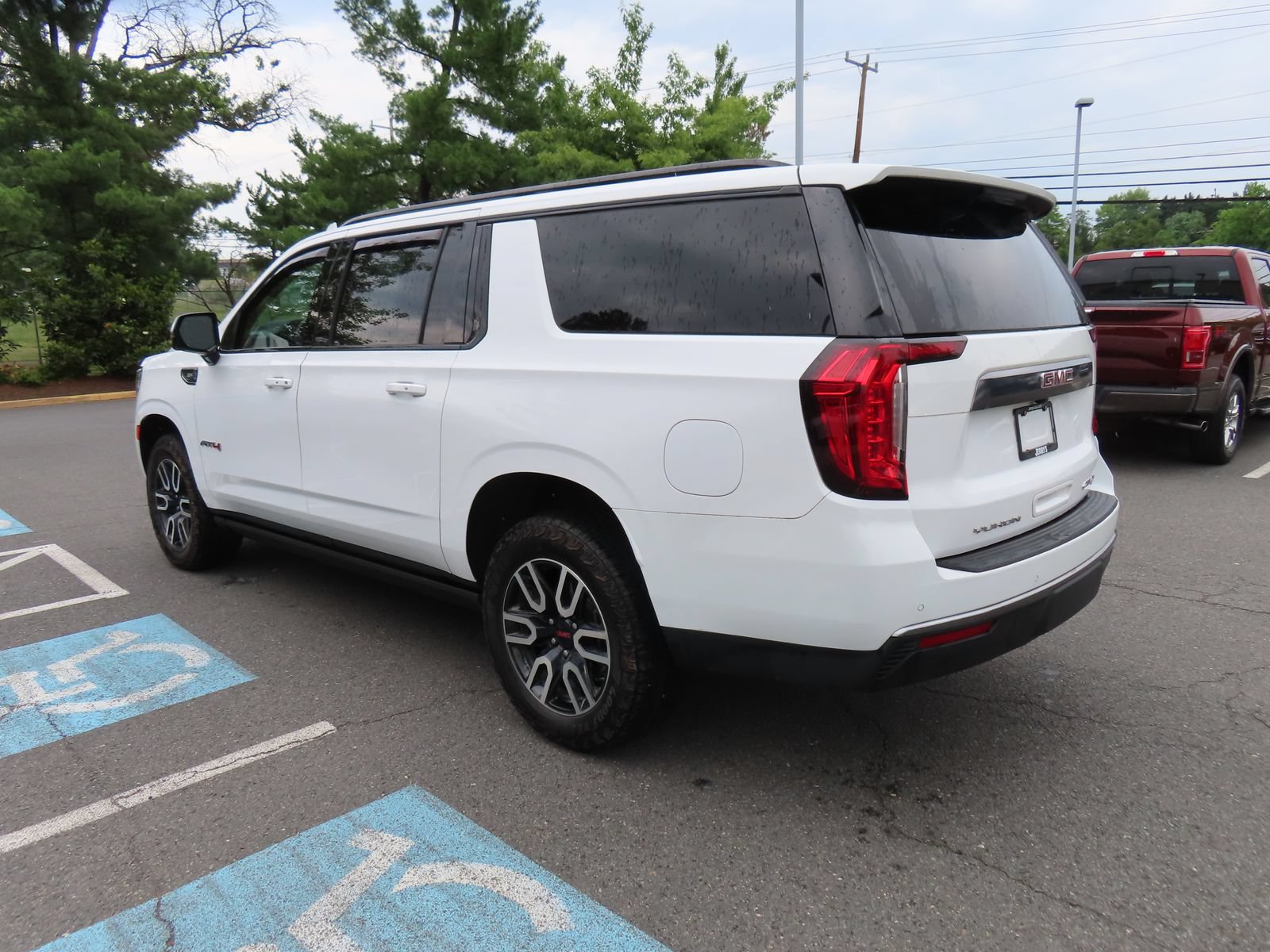 Used 2024 GMC Yukon XL AT4 w/ AT4 Premium Package AWD/4WD image 7