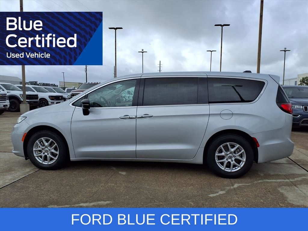 Used 2024 Chrysler Pacifica Touring-L image 3