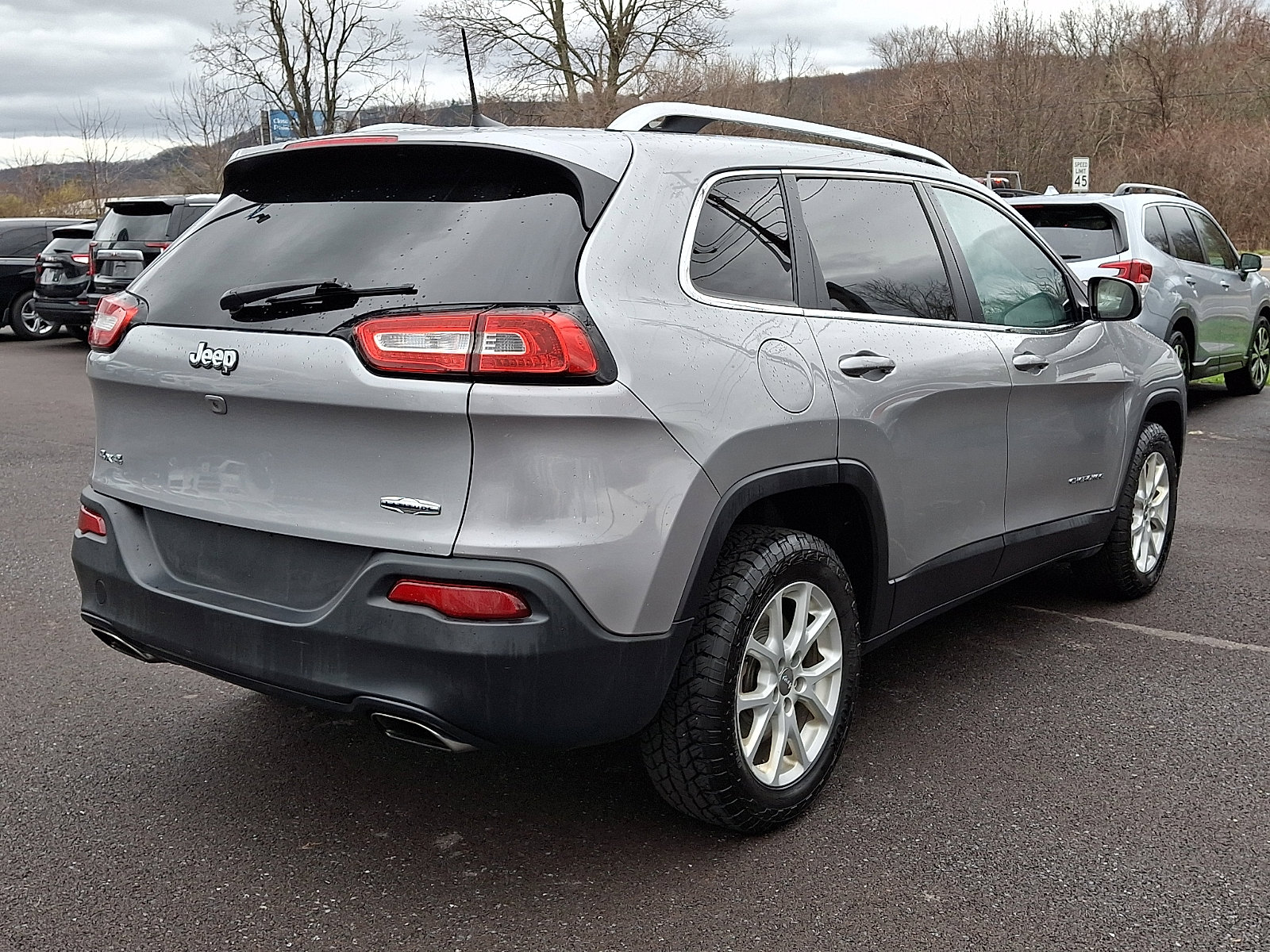 Used 2017 Jeep Cherokee Latitude w/ Cold Weather Group image 10
