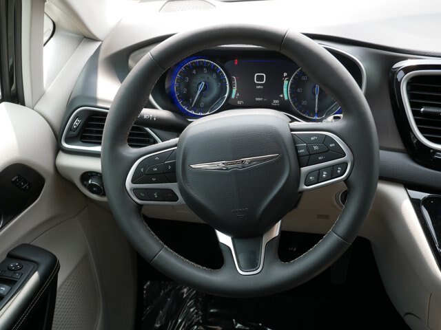 Used 2024 Chrysler Pacifica Touring-L FWD image 17
