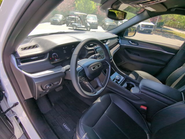 Used 2024 Jeep Grand Cherokee L Limited w/ Black Appearance Package AWD/4WD image 17