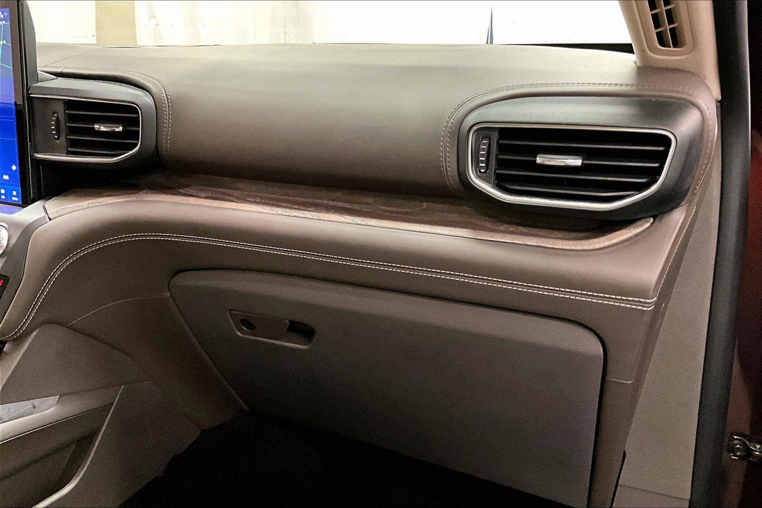 Certified 2020 Ford Explorer Platinum w/ Premium Technology Package image 15