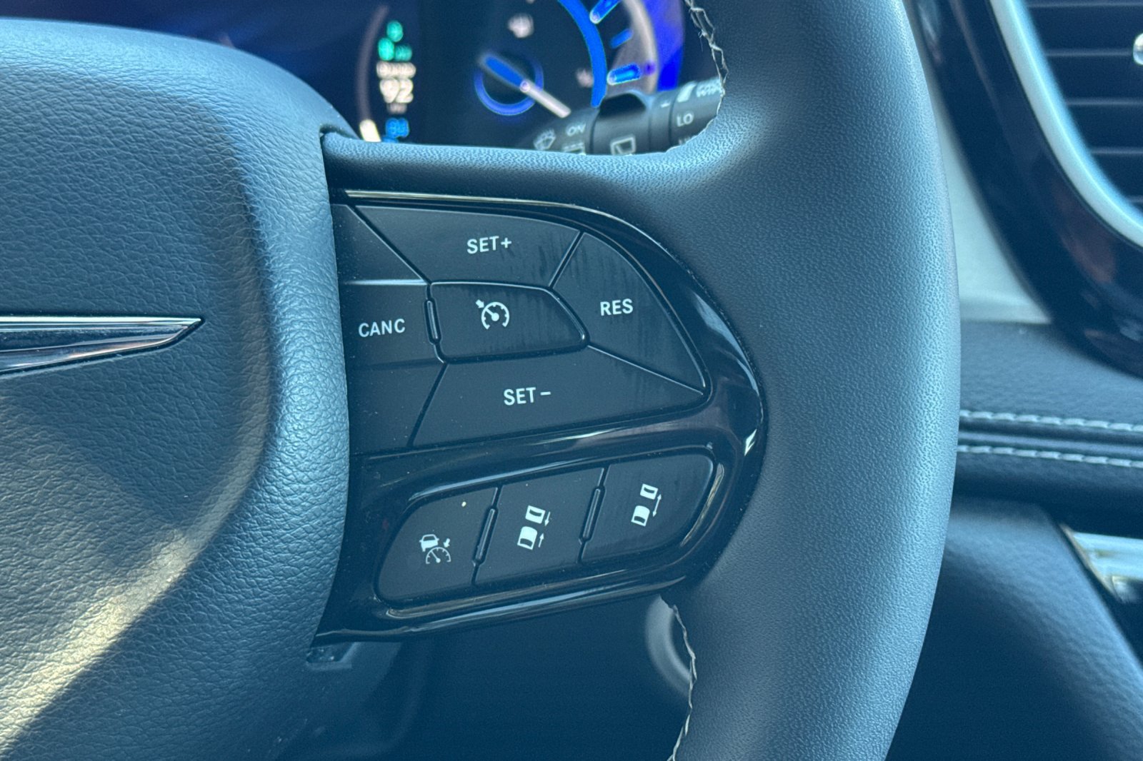 Used 2022 Chrysler Pacifica Limited w/ Uconnect Theater Family Group FWD image 25