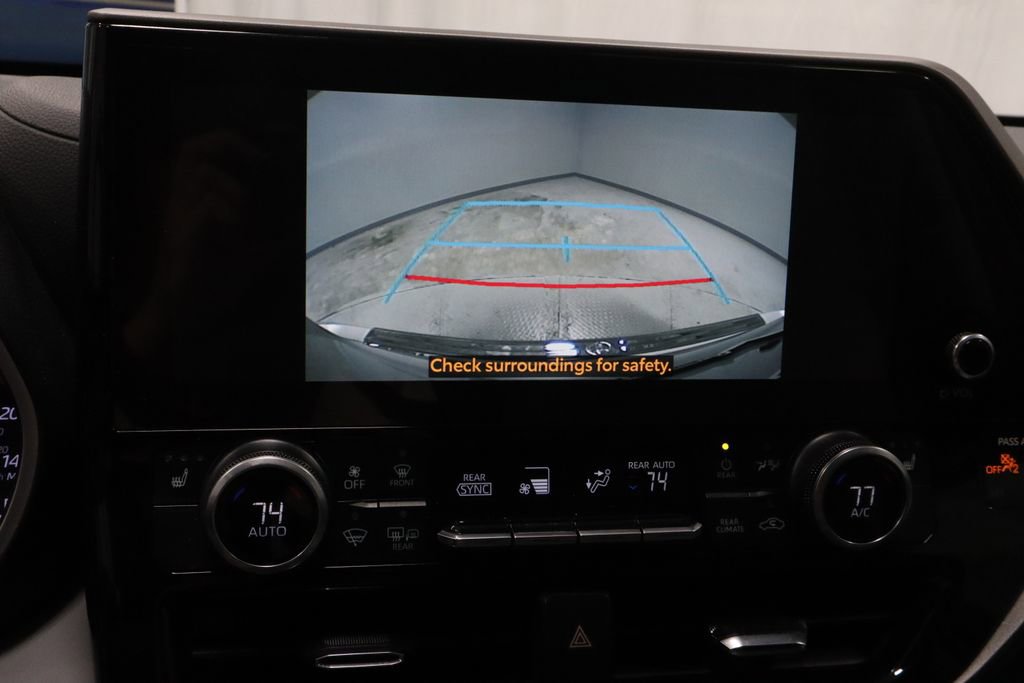 Used 2023 Toyota Highlander XLE FWD image 3