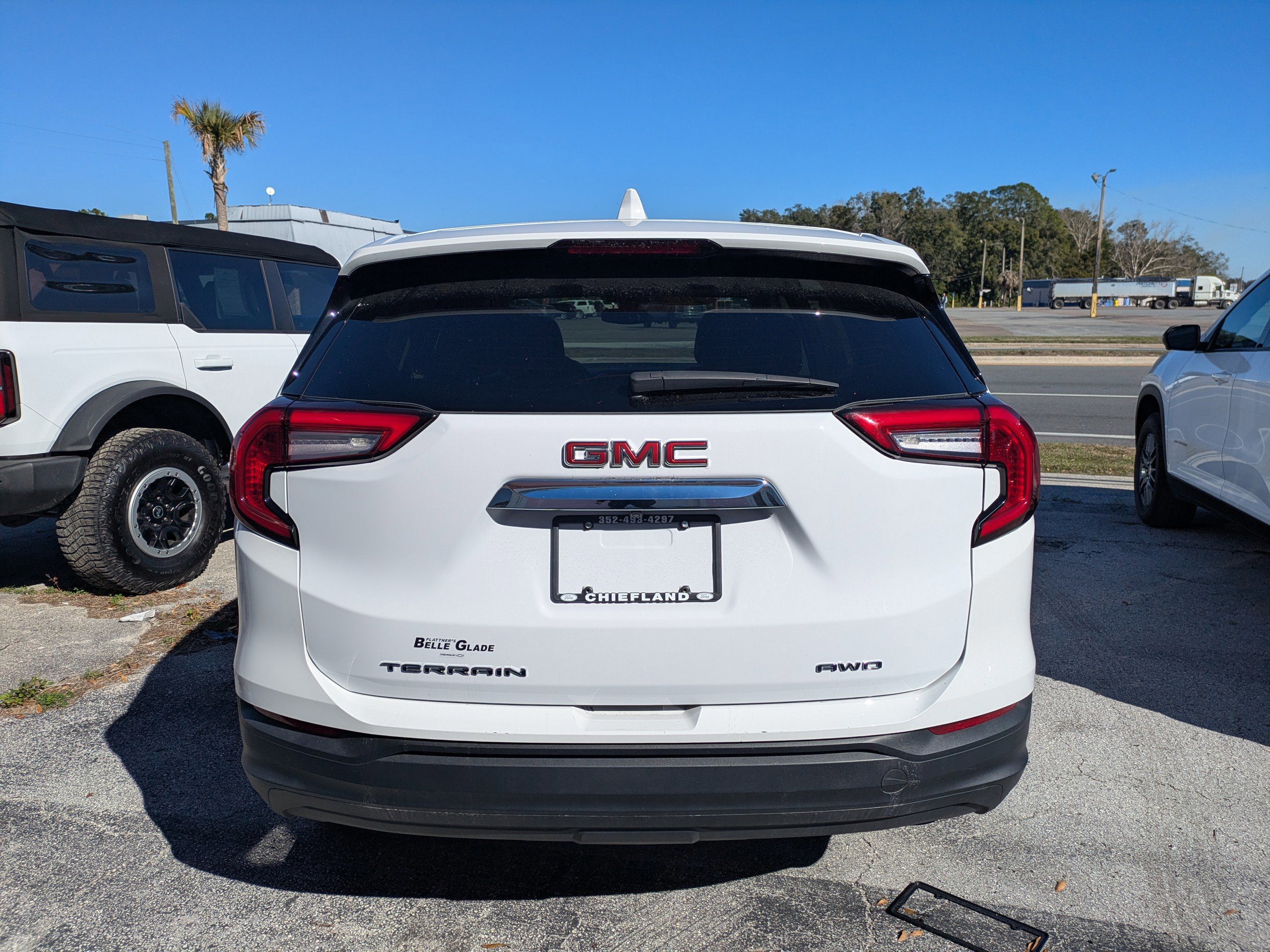 Used 2024 GMC Terrain SLE image 4