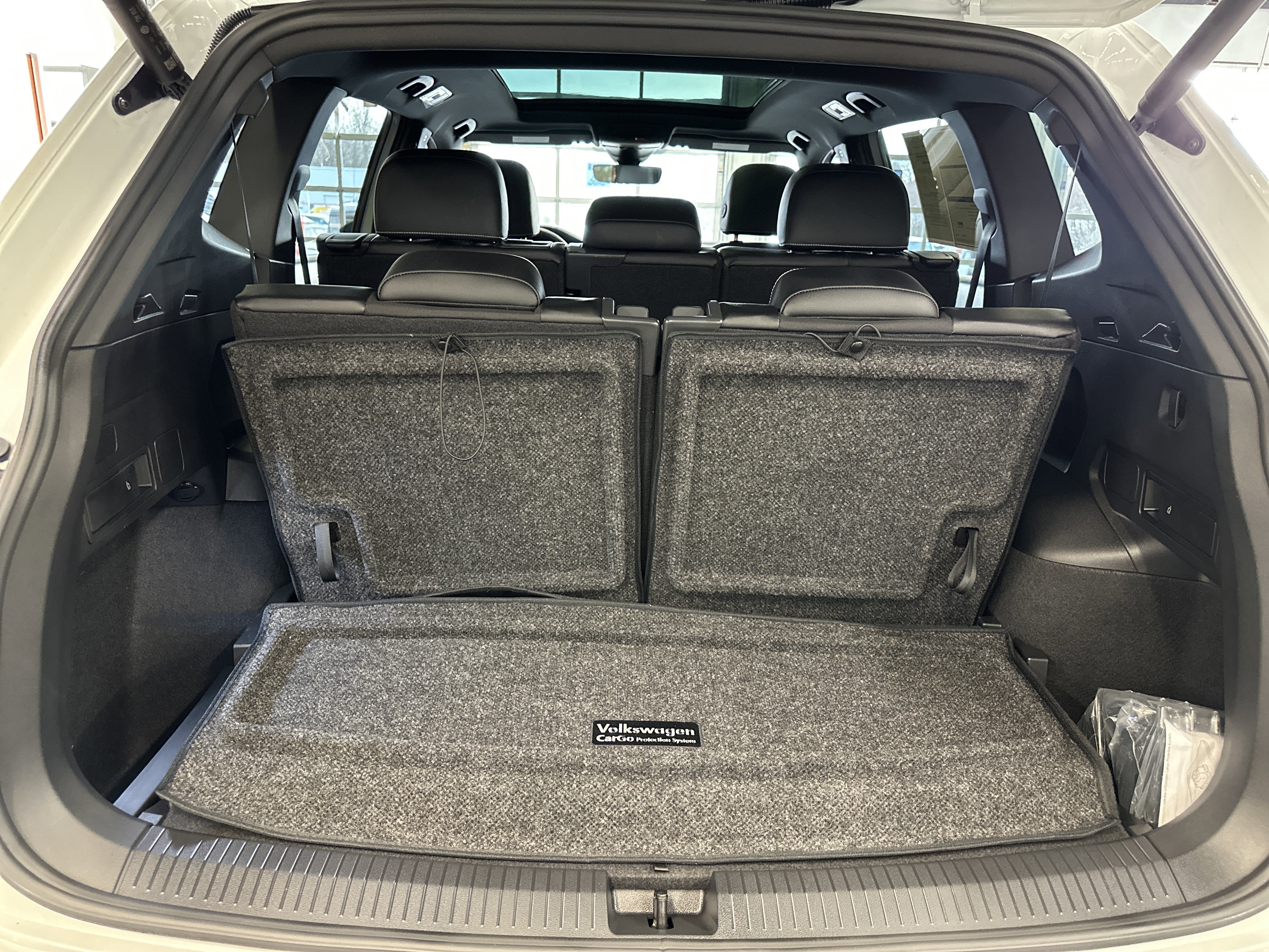 Used 2024 Volkswagen Tiguan SE R-Line image 8