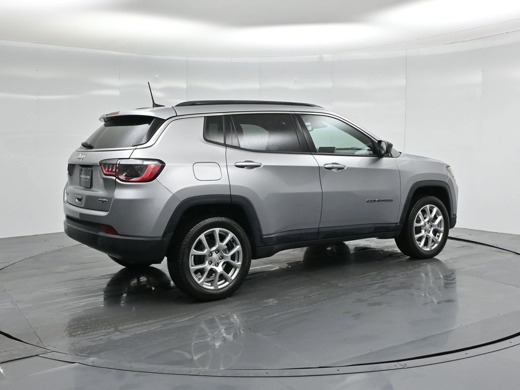 Used 2023 Jeep Compass Latitude image 12