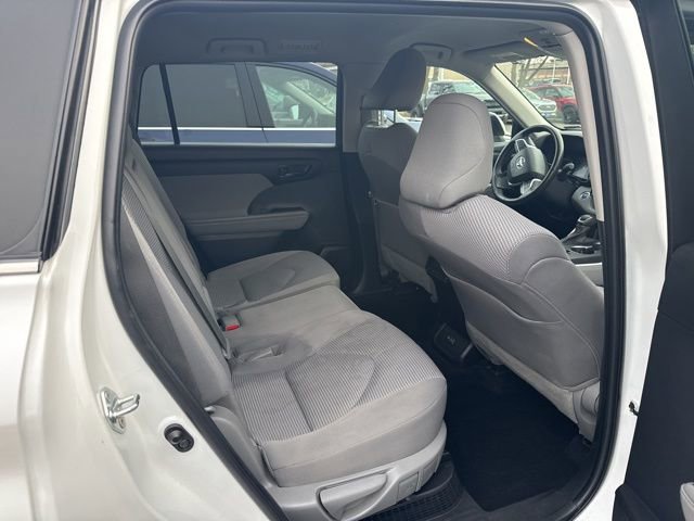 Used 2022 Toyota Highlander LE image 6