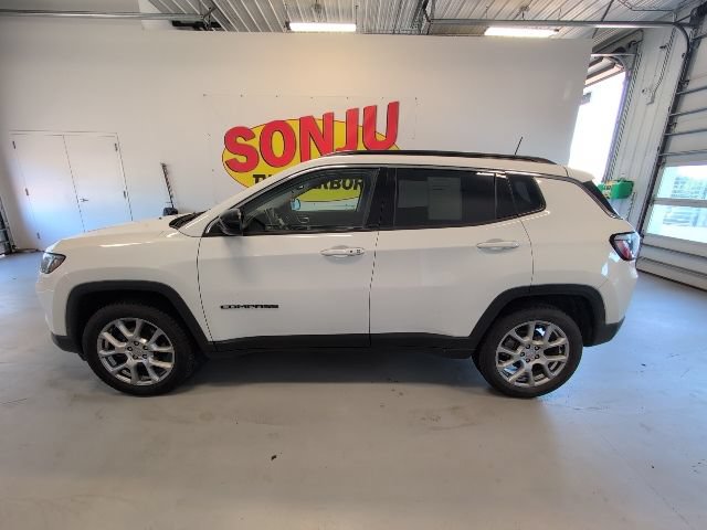 Used 2022 Jeep Compass Latitude AWD/4WD image 2